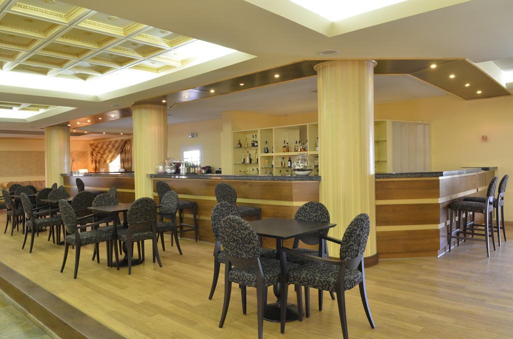 Dolphin Bay Seaside Resort & Suites Галисас Екстериор снимка